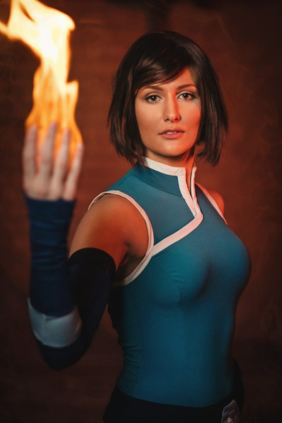 Косплеер Korra повелевает огнем как настоящий мастер Косплеер Korra повелевает огнем как настоящий мастер