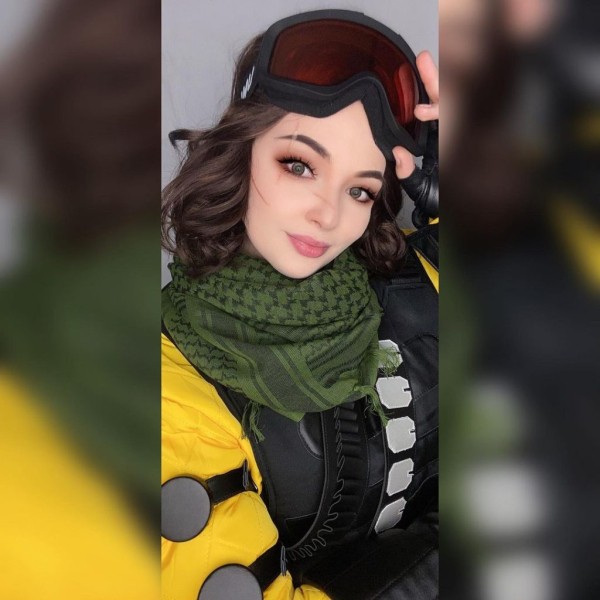 Лучший косплей Миража из Apex Legends Лучший косплей Миража из Apex Legends