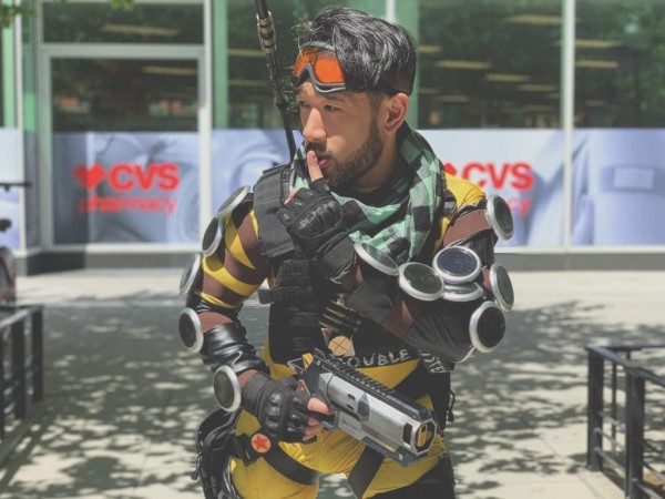 Лучший косплей Миража из Apex Legends Лучший косплей Миража из Apex Legends