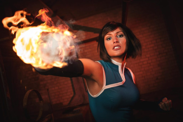 Косплеер Korra повелевает огнем как настоящий мастер Косплеер Korra повелевает огнем как настоящий мастер