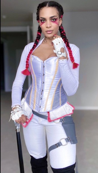 Лучший косплей Лобы из Apex Legends