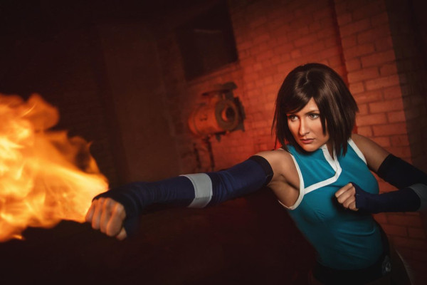 Косплеер Korra повелевает огнем как настоящий мастер Косплеер Korra повелевает огнем как настоящий мастер