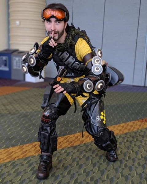 Лучший косплей Миража из Apex Legends Лучший косплей Миража из Apex Legends