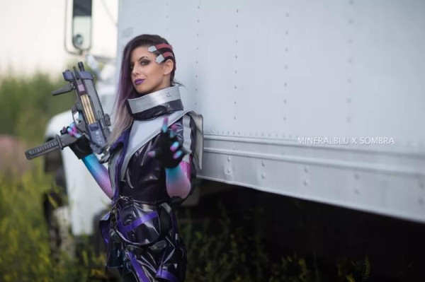 Большая косплейная вечеринка в бассейне Большая косплейная вечеринка в бассейне