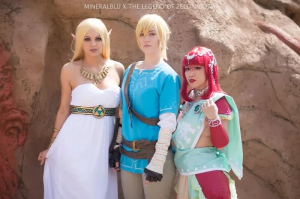 Большая косплейная вечеринка в бассейне Большая косплейная вечеринка в бассейне