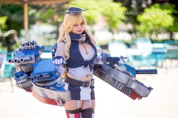 Большая косплейная вечеринка в бассейне Большая косплейная вечеринка в бассейне