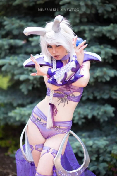 Большая косплейная вечеринка в бассейне Большая косплейная вечеринка в бассейне