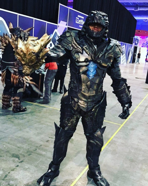 Костюм брони на тему Годзиллы Костюм брони на тему Годзиллы