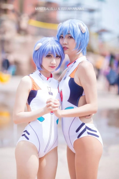 Большая косплейная вечеринка в бассейне Большая косплейная вечеринка в бассейне