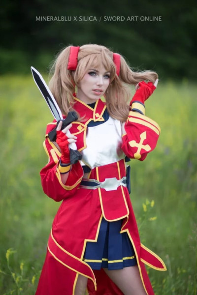 Большая косплейная вечеринка в бассейне Большая косплейная вечеринка в бассейне