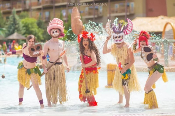 Большая косплейная вечеринка в бассейне Большая косплейная вечеринка в бассейне