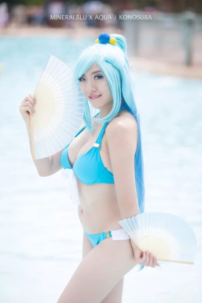 Большая косплейная вечеринка в бассейне Большая косплейная вечеринка в бассейне