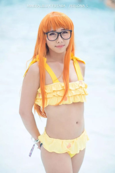 Большая косплейная вечеринка в бассейне Большая косплейная вечеринка в бассейне