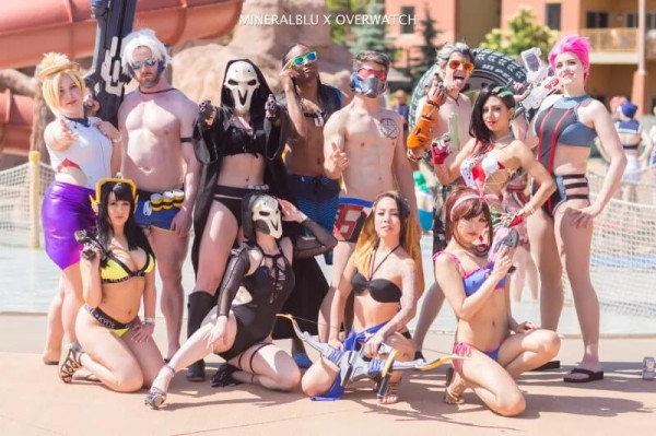 Большая косплейная вечеринка в бассейне Большая косплейная вечеринка в бассейне