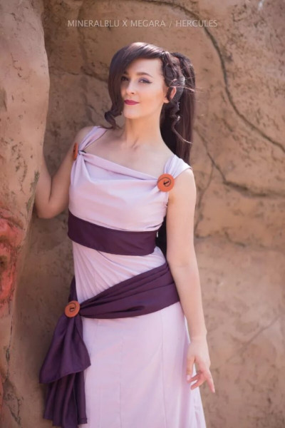 Большая косплейная вечеринка в бассейне Большая косплейная вечеринка в бассейне