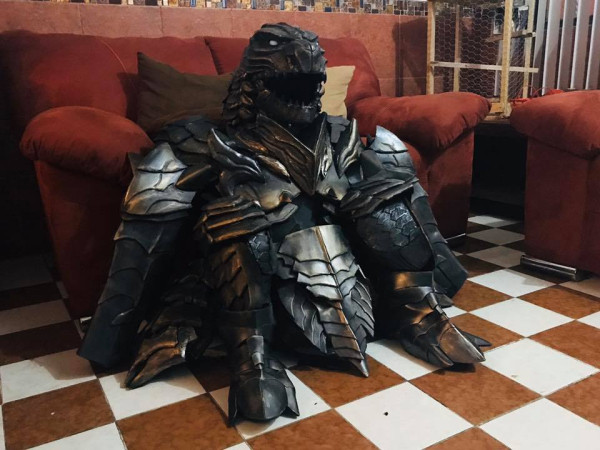 Костюм брони на тему Годзиллы Костюм брони на тему Годзиллы