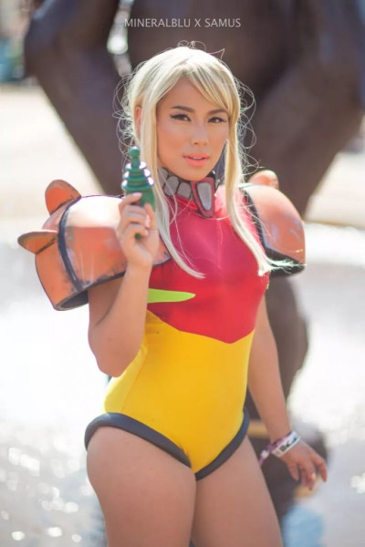 Большая косплейная вечеринка в бассейне Большая косплейная вечеринка в бассейне