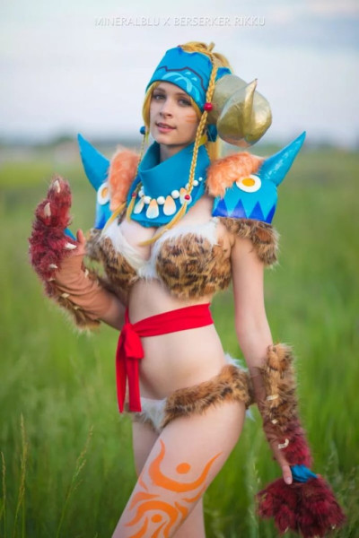 Большая косплейная вечеринка в бассейне Большая косплейная вечеринка в бассейне