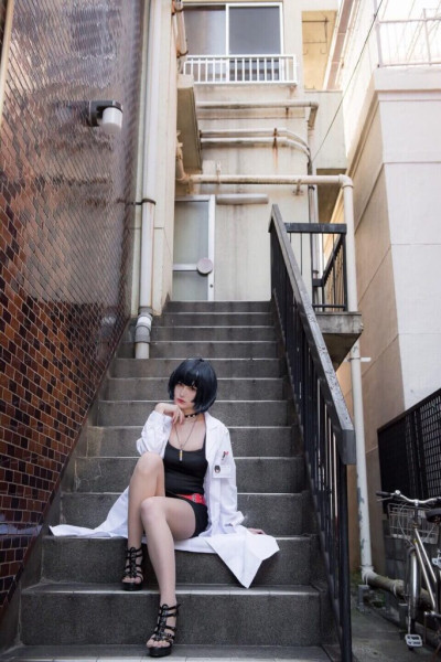 Отличный косплей на Punk Rock Doctor из Persona 5