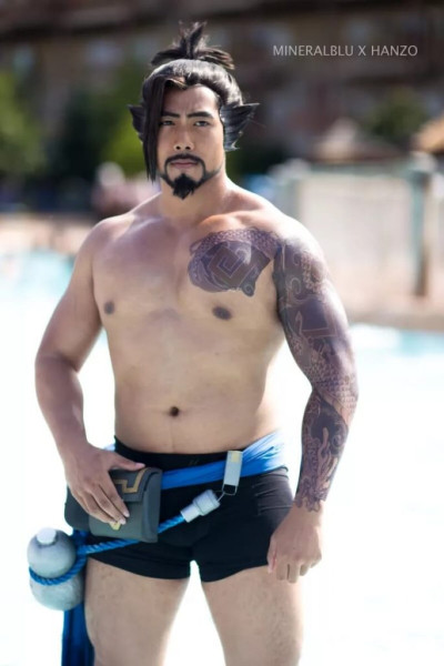 Большая косплейная вечеринка в бассейне Большая косплейная вечеринка в бассейне