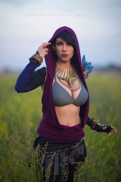 Большая косплейная вечеринка в бассейне Большая косплейная вечеринка в бассейне