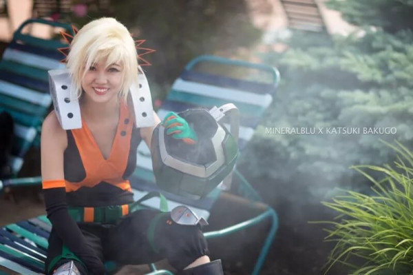 Большая косплейная вечеринка в бассейне Большая косплейная вечеринка в бассейне