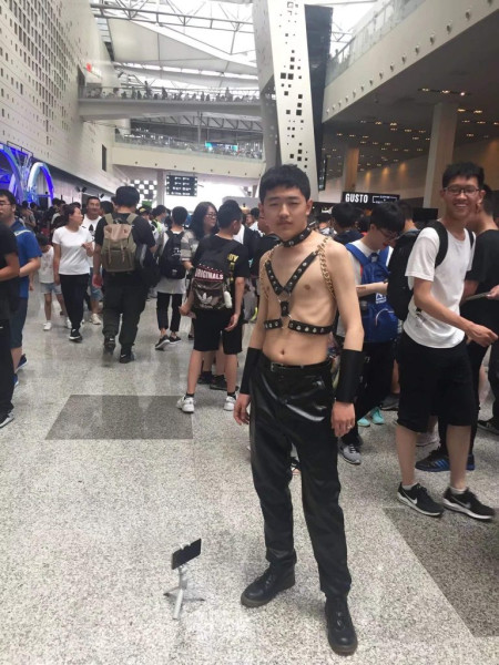 Косплей порно мема привлёк толпу и охранника