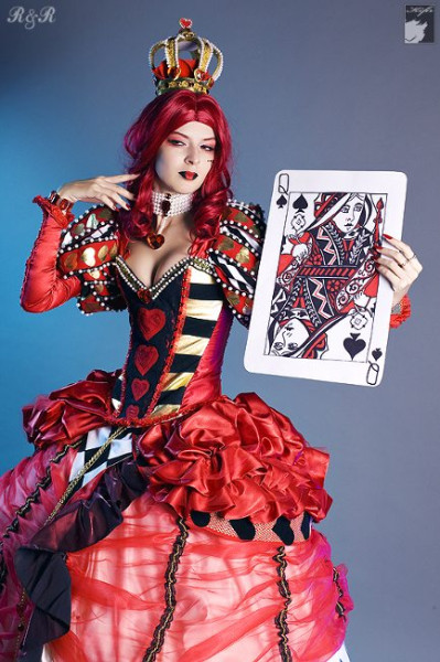 Косплей Червонной королевы заставит вас потерять голову Косплей Червонной королевы заставит вас потерять голову