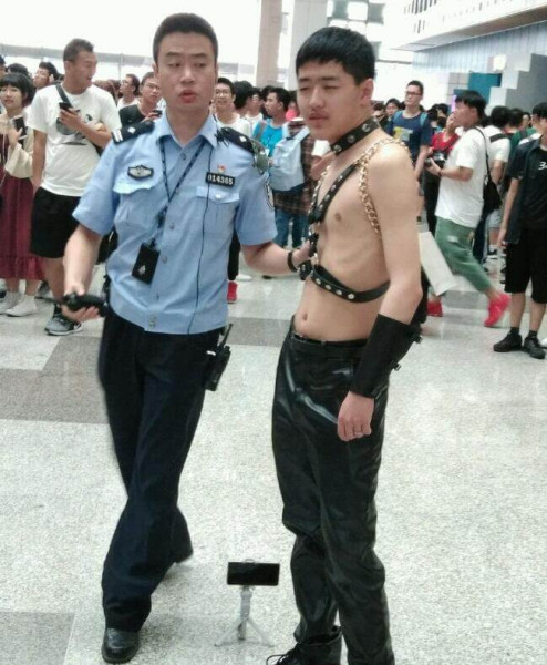 Косплей порно мема привлёк толпу и охранника