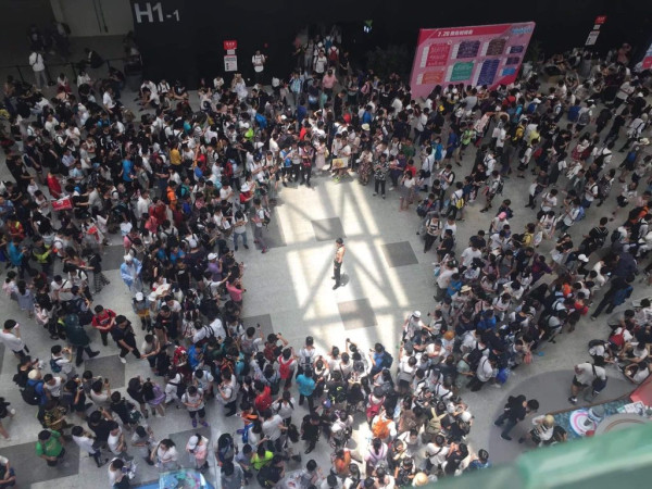 Косплей порно мема привлёк толпу и охранника