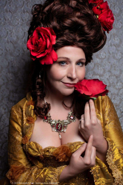 Тот случай, когда Дисней объединяется с историческими костюмами Тот случай, когда Дисней объединяется с историческими костюмами