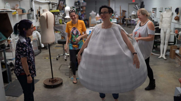 Понадобилось 12 человек, чтобы создать костюм гигантского монстра из Monster Hunter