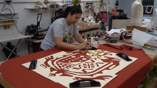 Понадобилось 12 человек, чтобы создать костюм гигантского монстра из Monster Hunter