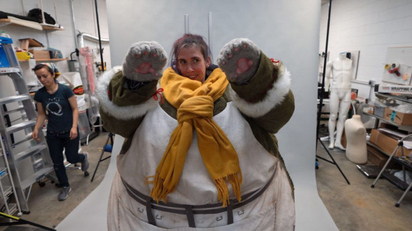 Понадобилось 12 человек, чтобы создать костюм гигантского монстра из Monster Hunter