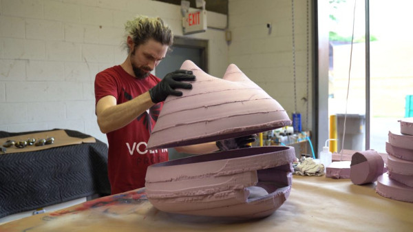 Понадобилось 12 человек, чтобы создать костюм гигантского монстра из Monster Hunter