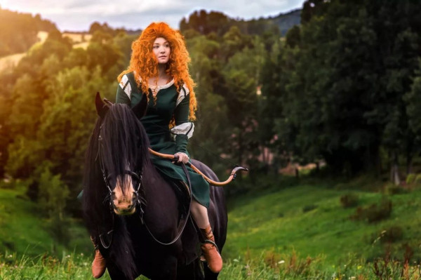 Потрясающее косплей-шоу, доступное только по приглашениям Потрясающее косплей-шоу, доступное только по приглашениям