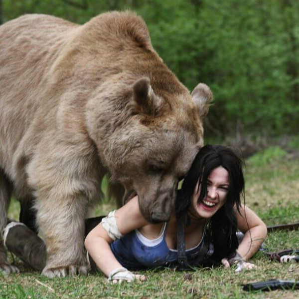 Косплей Lara Croft с гигантским медведем