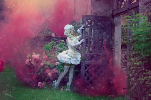 Потрясающее косплей-шоу, доступное только по приглашениям Потрясающее косплей-шоу, доступное только по приглашениям