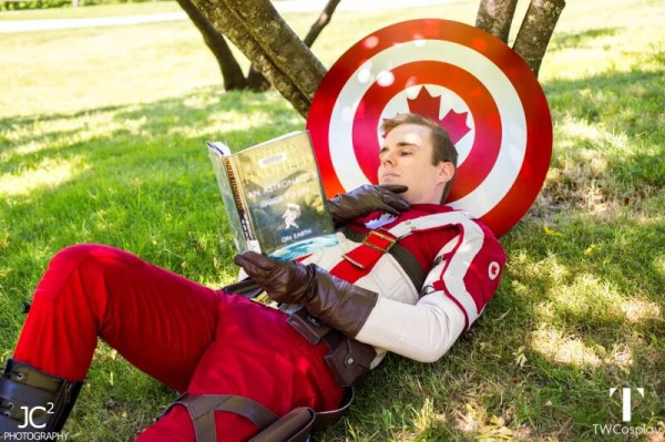 Косплей Капитана Канада спасет ваш день Косплей Капитана Канада спасет ваш день