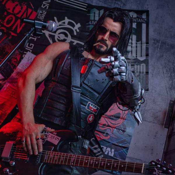 Косплеер потрясающе воссоздал образ Джонни Сильверхенда из Cyberpunk 2077