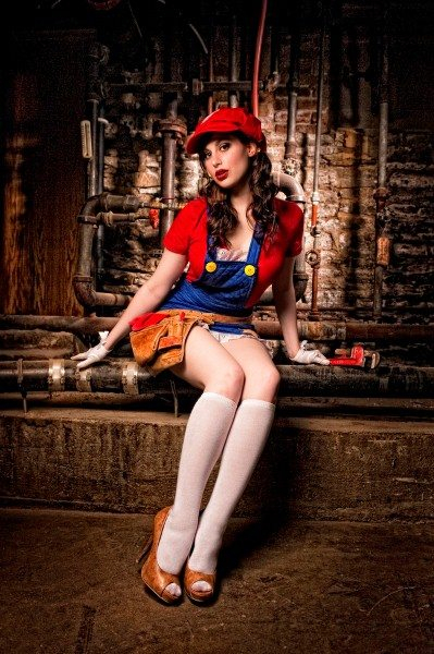 Меган Мари представляет косплей Супер Марио